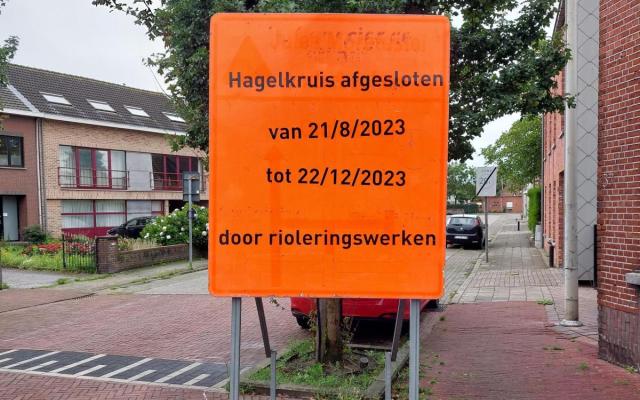 Verkeersbord dat de rioleringswerken in Hagelkruis aankondigt