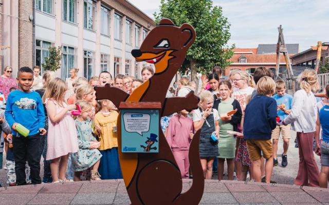Willy Wezel-brievenbus in gemeenteschool De Wissel