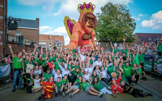 Groepsfoto van Buurtschap Westhoek voor hun winnende bloemenwagen tijdens de corso van 2022