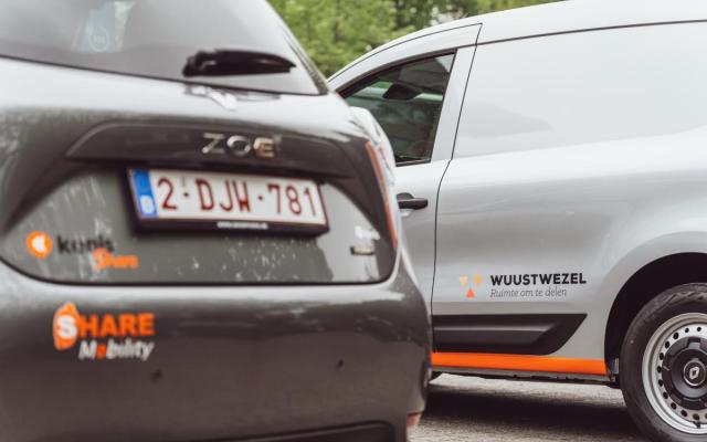 Deelwagens aan het Wuustwezelse gemeentehuis