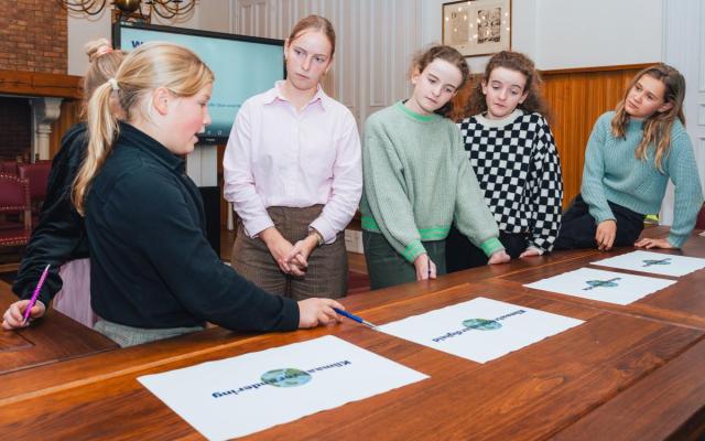 De Wuustwezelse jeugdredactie tijdens hun voorbereiding op de Kinderklimaattop