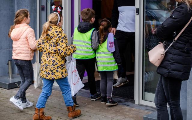 een groepje kinderen tijdens het nieuwjaarszingen in Wuustwezel