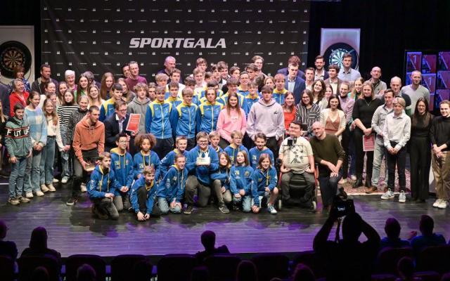 Groepsfoto van alle genomineerden van het sportgala 2022 op het podium in GC Kadans