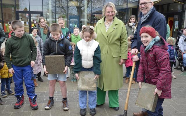 Leerlingen van 't Kantoor hebben de eerste tegels uit de grond gewipt