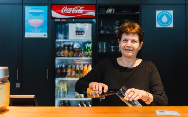 Vrijwilligster Vera aan de toog van lokaal dienstencentrum Ter Wezel