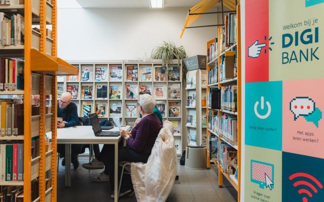 In deze gezellige leeshoek in de bibliotheek vindt wekelijks het digipunt plaats, op dinsdagnamiddag