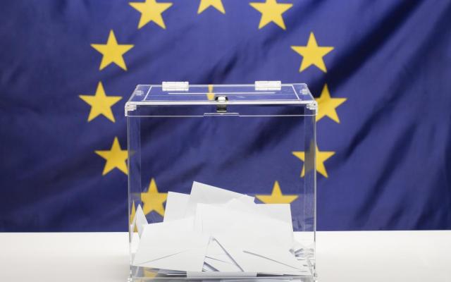 vlag van de Europese Unie achter een transparante verkiezingsdoos