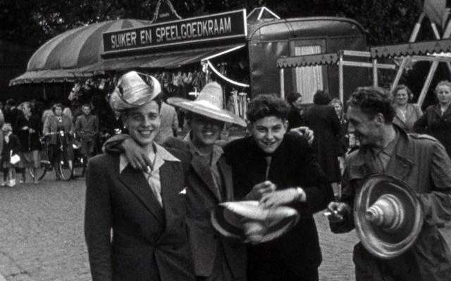 lachende jongeren tijdens Wezel kermis 1952