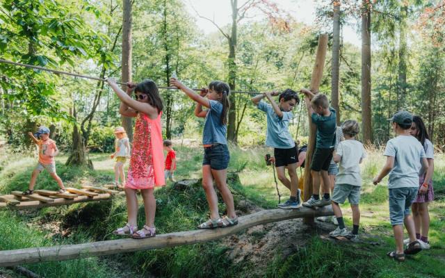kinderen op een houten speelelement langs het Nonnekespad in Gooreind