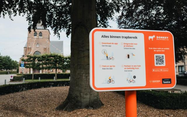 Nieuw Donkey Republic-informatiepaneel aan GC Schoolhuis in Gooreind