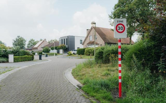 Akkerstraat met verkeersbord die de zone 30 aanduidt