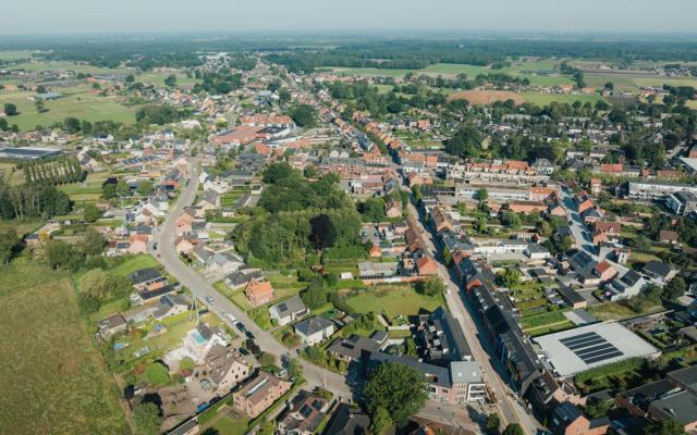 luchtbeeld van Biest en het kruispunt Bredabaan - Dorpsstraat