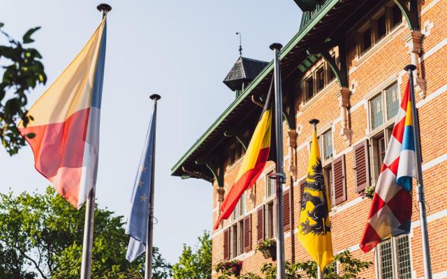 de vlaggen aan het gemeentehuis van Wuustwezel