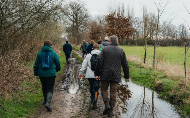 een groep wandelaars tijdens een gegidste wandeling van de dienst toerisme