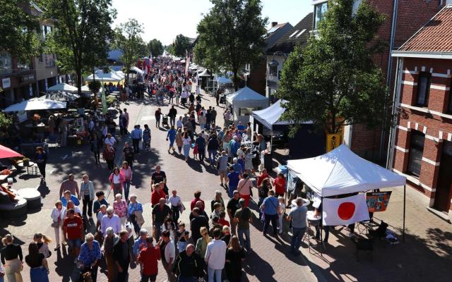 gezellige drukte op de Bredabaan tijdens de Dorpsdag van 2023