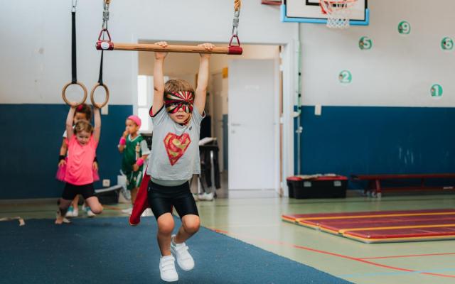 Spelende kinderen tijdens het kleutersportkamp