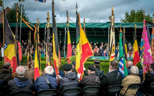 bezoekers en deelnemers met vlaggen tijdens de bevrijdingsherdenking in Wuustwezel van 2023