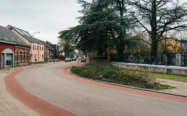 zicht op de Dorpsstraat in Wuustwezel ter hoogte van de bocht aan de kerk