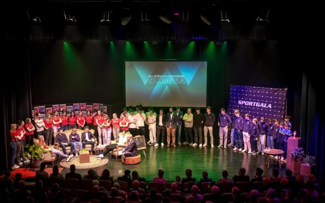 Sfeerbeeld van het Sportgala 2023, met alle winnaars op het podium van GC Kadans