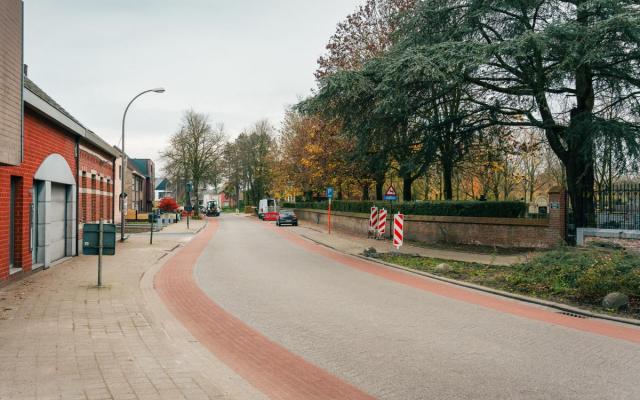 Dorpsstraat, ter hoogte van de bocht aan de kerk