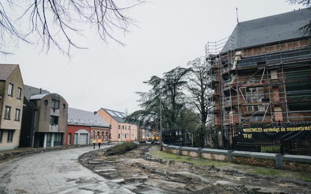 Dorpsstraat ter hoogte van de bocht aan de kerk