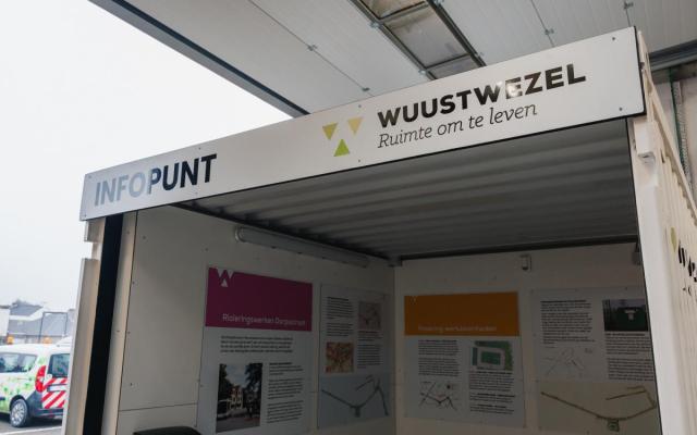 Er staat een infocontainer op het plein Achter d’Hoven