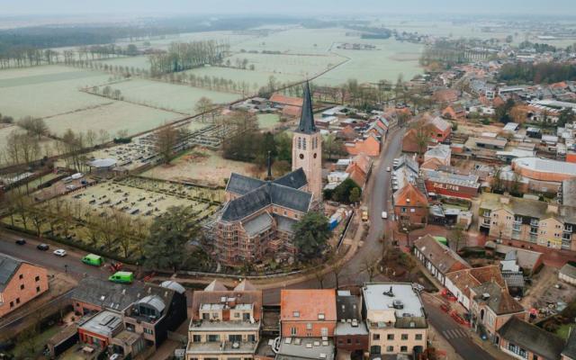 Luchtbeeld van de Dorpstraat voor aanvang van de werkzaamheden