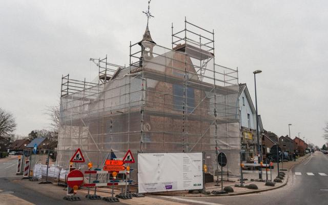 De historische Sint-Quirinuskapel in Loenhout in de steigers