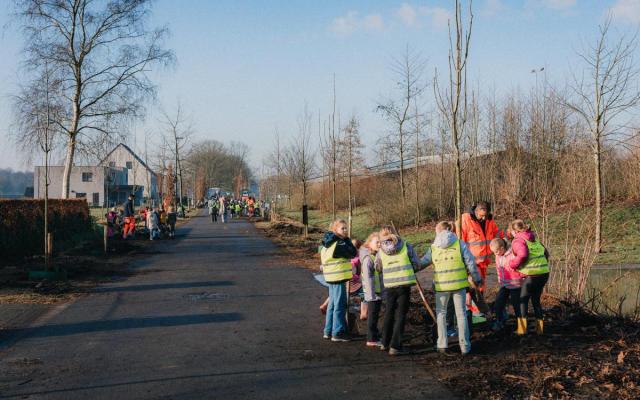 leerlingen van Klim Op en Mater Dei helpen bij de aanplanting van essen in de Rode Dreef