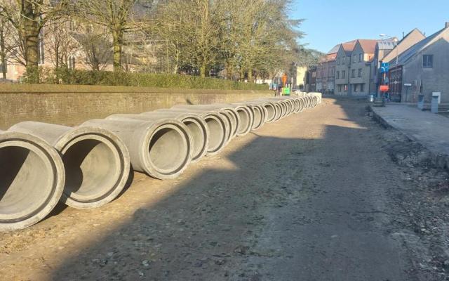 Rioleringsbuizen liggen klaar in de Dorpsstraat