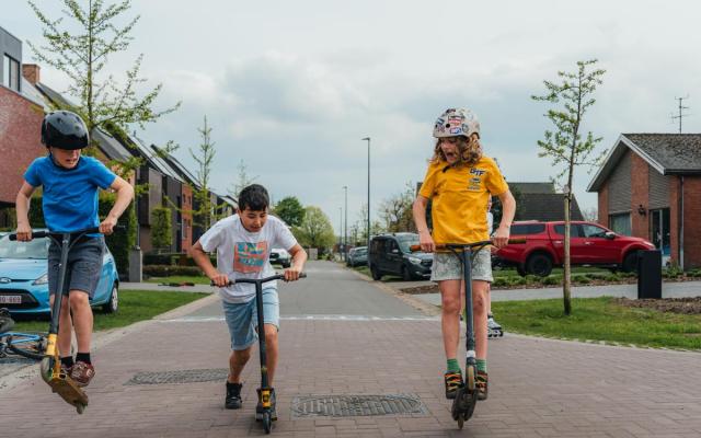 spelende kinderen in de Kievitstraat, die ingericht is als speelstraat