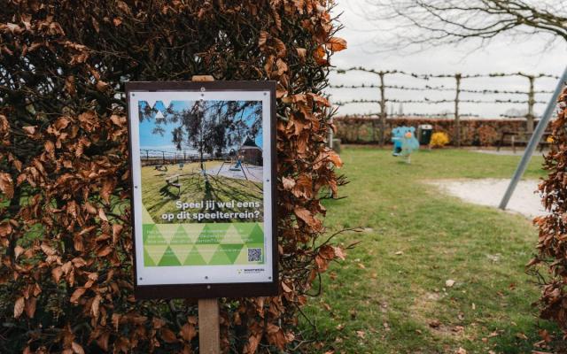speelterrein Deureind met een affiche over de bevraging over de speeltuigen