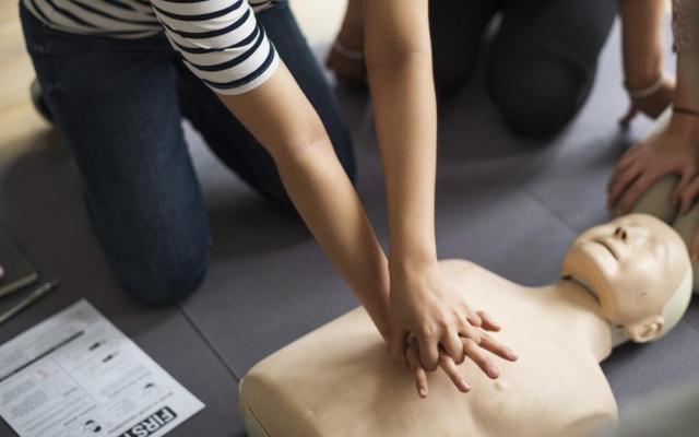 Een persoon volgt een cpr-training tijdens een cursus