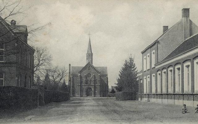 zwart-witfoto van de oude kerk van Gooreind