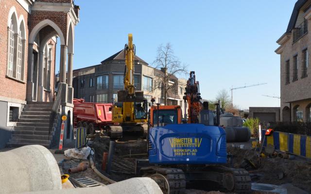 De graafmachines naderen het kruispunt Kloosterstraat-Gildenlaan
