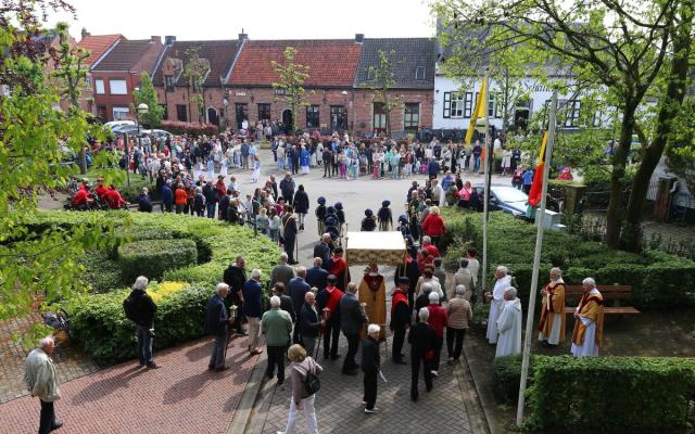 Quirinusprocessie in het centrum van Loenhout, mei 2024 - foto: Wezelopdefoto