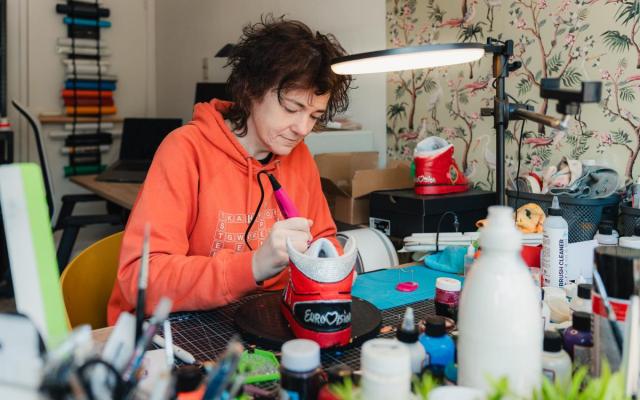 Els De Craecker aan het werk in haar atelier 