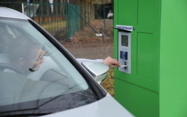 een man scant zijn identiteitskaart bij het inrijden van een recyclagepark van Igean