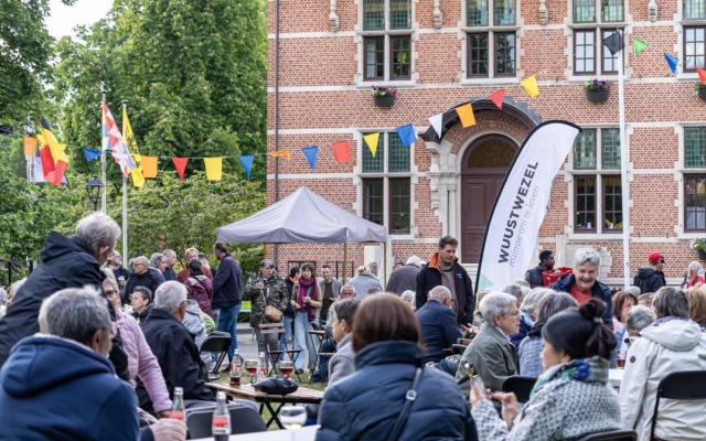 vrijwilligers die zijn uitgenodigd op het vrijwilligersfeest