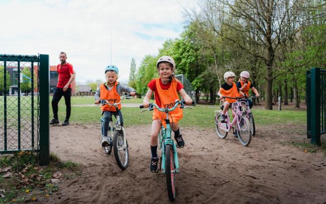 fietsende kinderen tijdens een fiets-omnisportkamp in Sterbos
