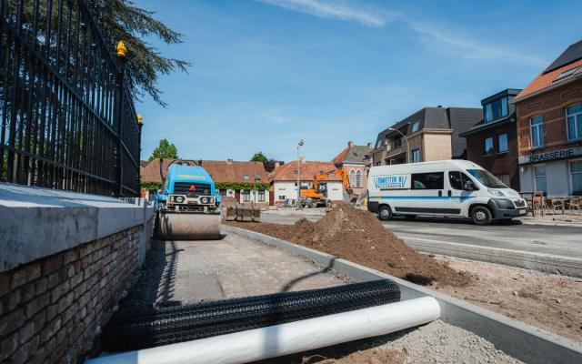 heraanleg van het voetpad naast de Dorpsstraat, ter hoogte van de kerk
