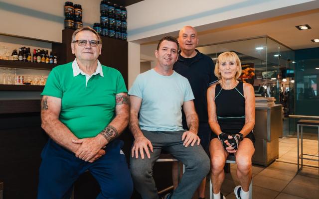 Marc, Luc, Peter en Ann in de cafetaria van Fitness Martinique