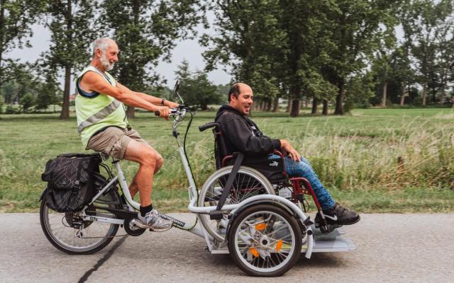 Vrijwilliger Simon en Steve op de rolstoelfiets langs de Pleckskesroute