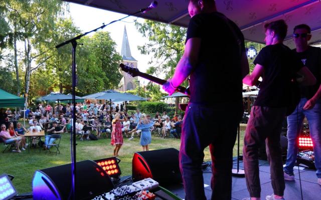 Muzikaal optreden, publiek en dansers tijdens Gooreinds Tuinfeest 2023