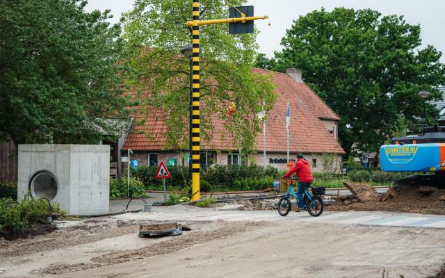 een graafkraan van Vermetten in de Dorpsstraat ter hoogte van de bibliotheek