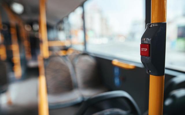 closeup van het interieur van een lege bus met een stop-knop