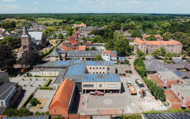 luchtbeeld van Klim Op in Gooreind tijdens de start van de afbraakwerken