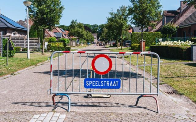 spelende kinderen in een speelstraat in Gooreind 