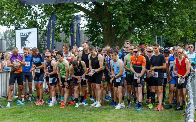 lopers aan de start van de recreatieve duatlon van buurtschap De Notelaar - juli 2024 (foto: Wezelopdefoto)