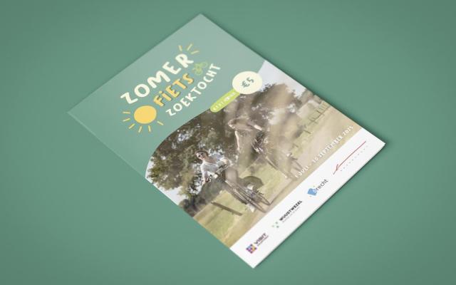 brochure van de zomerfietszoektocht op een groene achtergrond